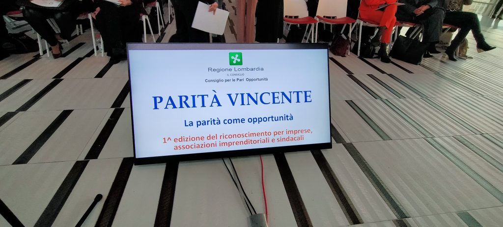 Il Consiglio delle Pari Opportunità della Regione Lombardia ha assegnato sedici premi ad organizzazioni della regione che hanno attivato iniziative originali e innovative per promuovere la cultura della parità di genere