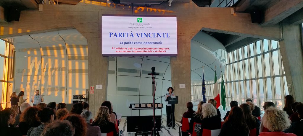 Il Consiglio delle Pari Opportunità della Regione Lombardia ha assegnato sedici premi ad organizzazioni della regione che hanno attivato iniziative originali e innovative per promuovere la cultura della parità di genere