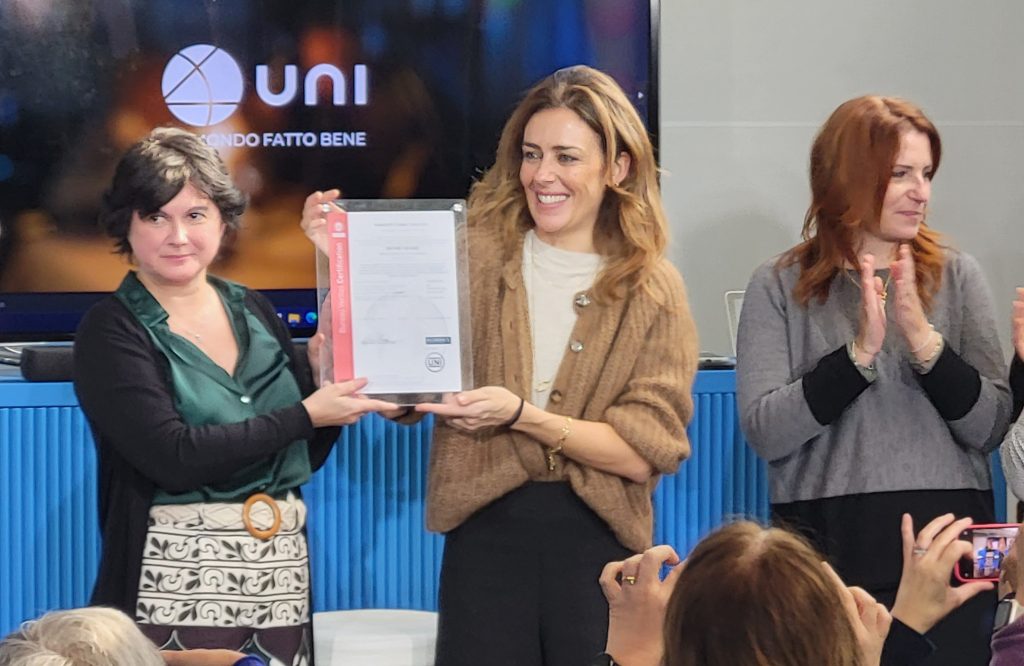 Roberta Prati di Bureau Veritas Italia con Francesca Vismara, Senior Director HR Italia, Iberia e Middle East di Paramount Global Italia durante la cerimonia di assegnazione della certificazione della parità di genere